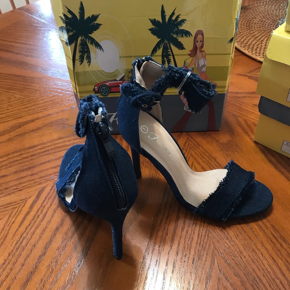 Distressed Denim Sandals Size 6.5 - Picture 3 of 8
